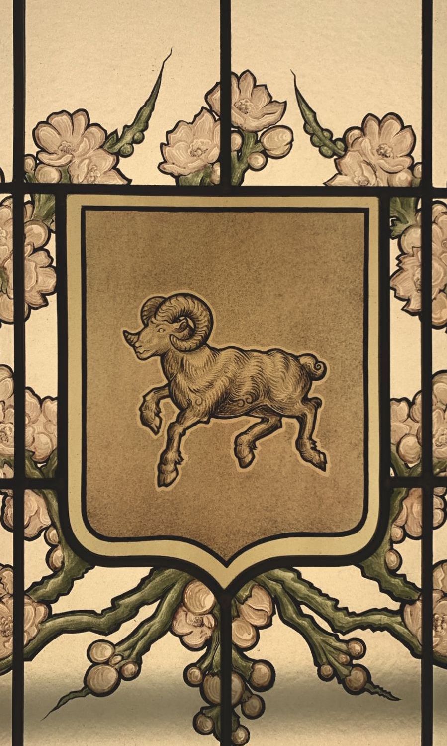 Blason familial aux fleurs de cerisier — détail du blason au bélier