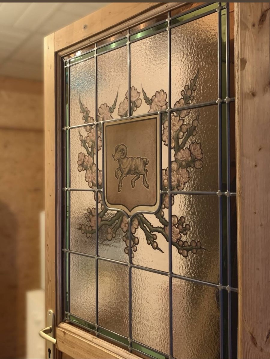 Blason familial aux fleurs de cerisier — vue d'ensemble posé sur la porte