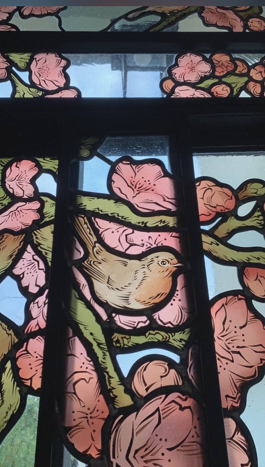 La porte aux cerisiers — détail d'un oiseau parmi les fleurs de cerisier