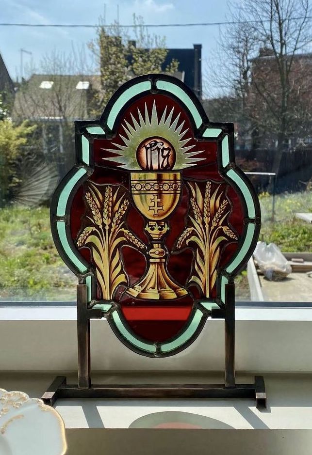 Vitrail de communion — posé devant la fenêtre