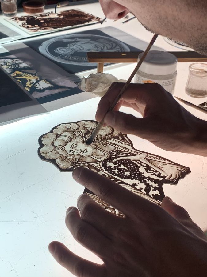 Peinture de pièces anciennes — grisaille sur une pièce ornementale