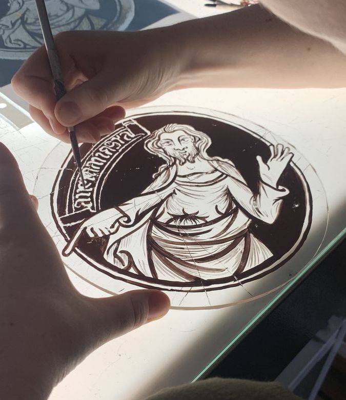 Peinture de pièces anciennes — grisaille sur un médaillon figuratif