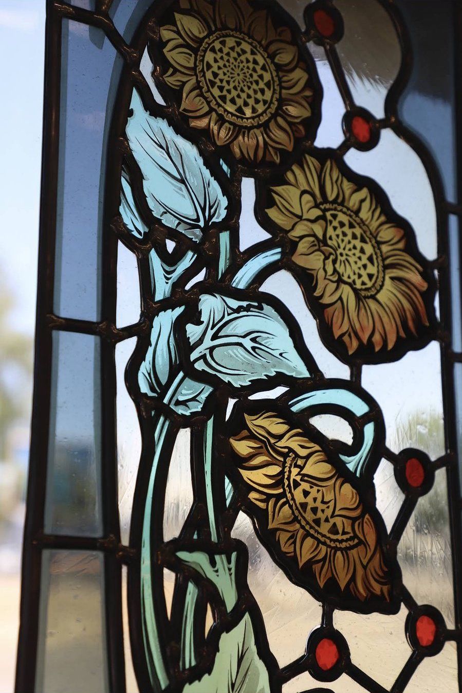 Tournesols école de Nancy — détail des trois fleurs et du feuillage