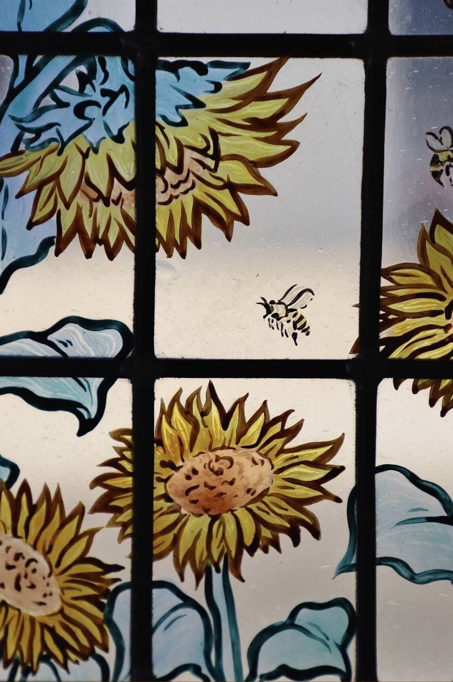Tournesols et abeilles — détail des fleurs avec abeille en vol
