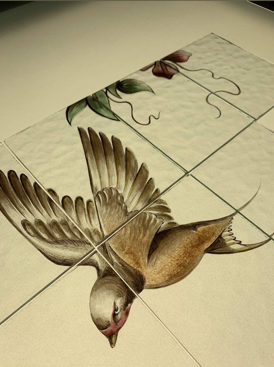 Verrière naturaliste — détail d'un oiseau en vol