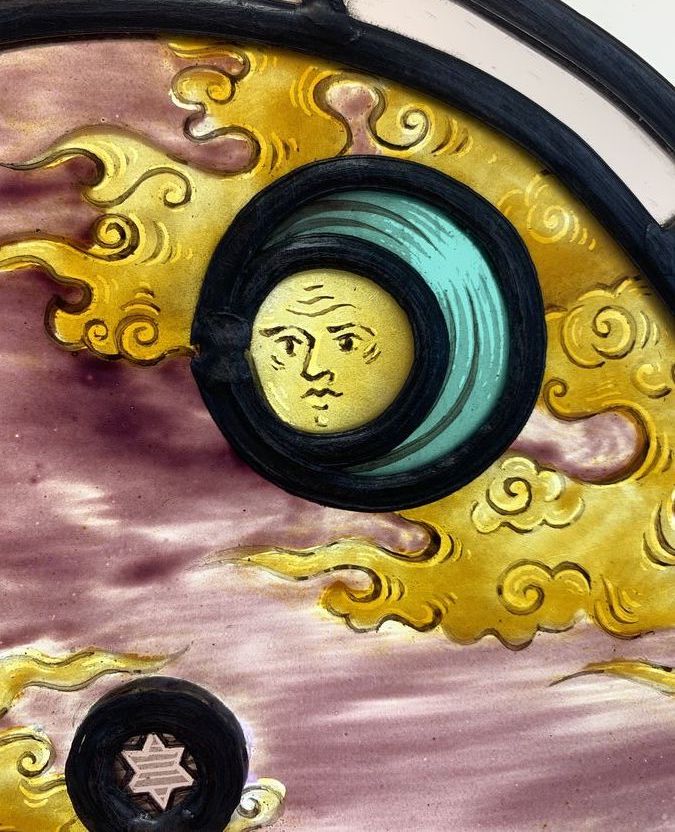 Vitrail médiéval ésotérique — détail de la lune peinte