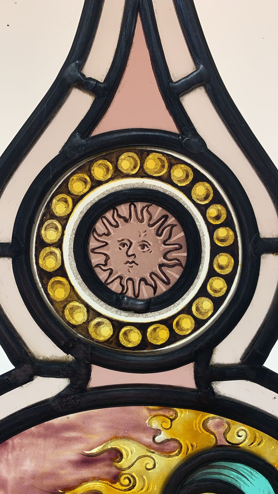 Vitrail médiéval ésotérique — détail du soleil peint